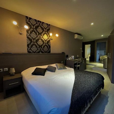 Hotel-Restaurant Des Voyageurs Le Cheylard Bagian luar foto
