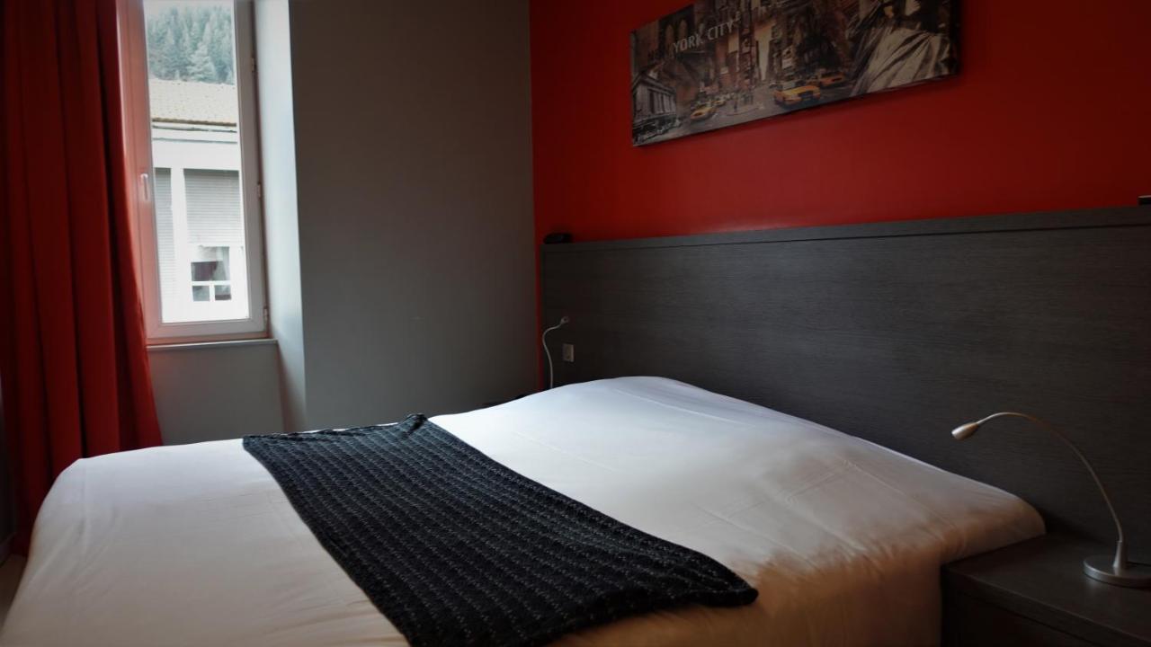 Hotel-Restaurant Des Voyageurs Le Cheylard Bagian luar foto