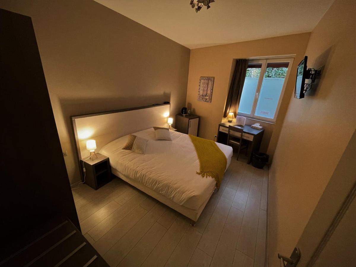 Hotel-Restaurant Des Voyageurs Le Cheylard Bagian luar foto