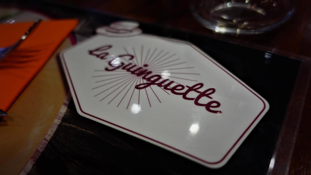 Hotel-Restaurant Des Voyageurs Le Cheylard Bagian luar foto