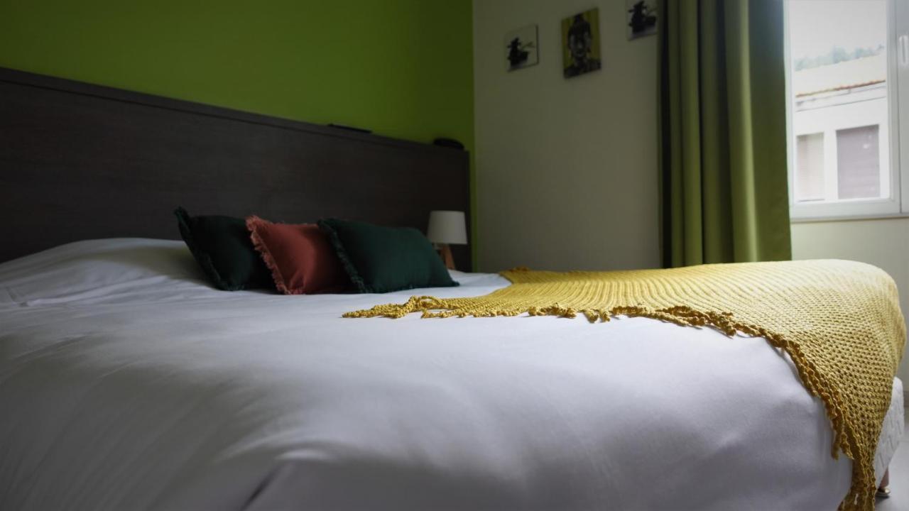 Hotel-Restaurant Des Voyageurs Le Cheylard Bagian luar foto