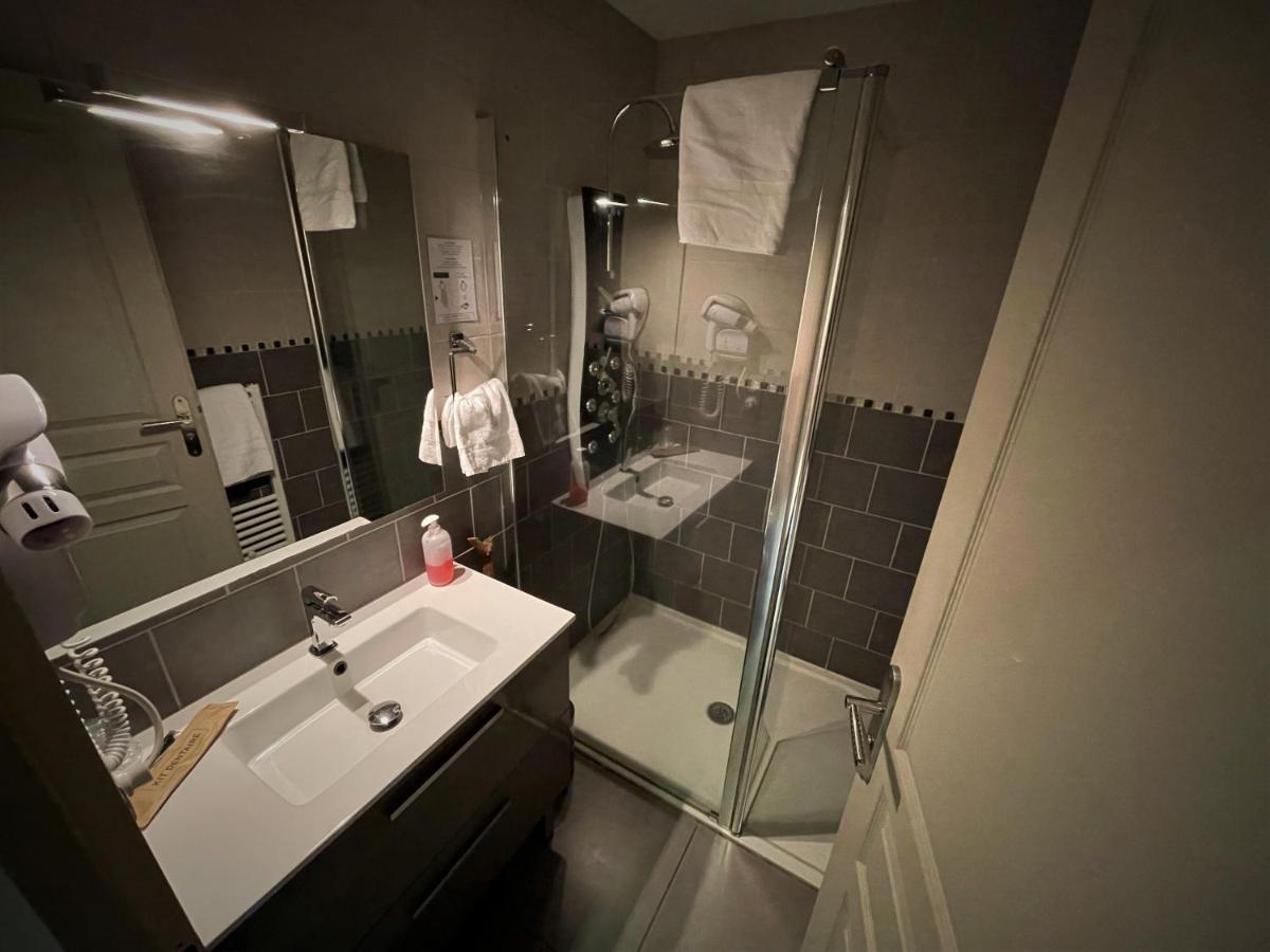 Hotel-Restaurant Des Voyageurs Le Cheylard Bagian luar foto