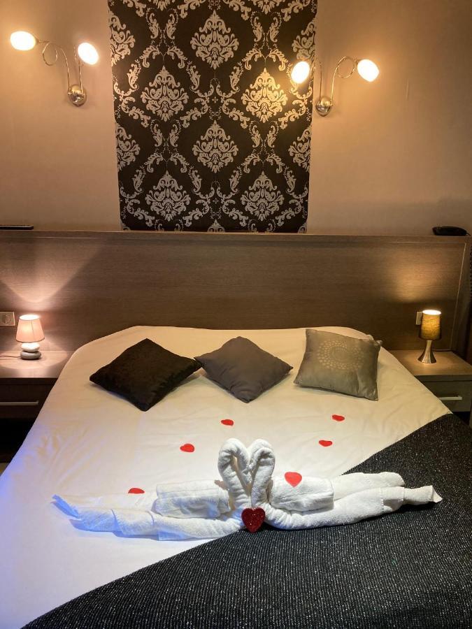 Hotel-Restaurant Des Voyageurs Le Cheylard Bagian luar foto