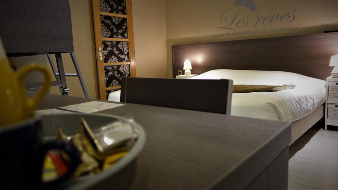 Hotel-Restaurant Des Voyageurs Le Cheylard Bagian luar foto