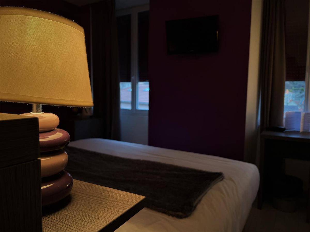 Hotel-Restaurant Des Voyageurs Le Cheylard Bagian luar foto