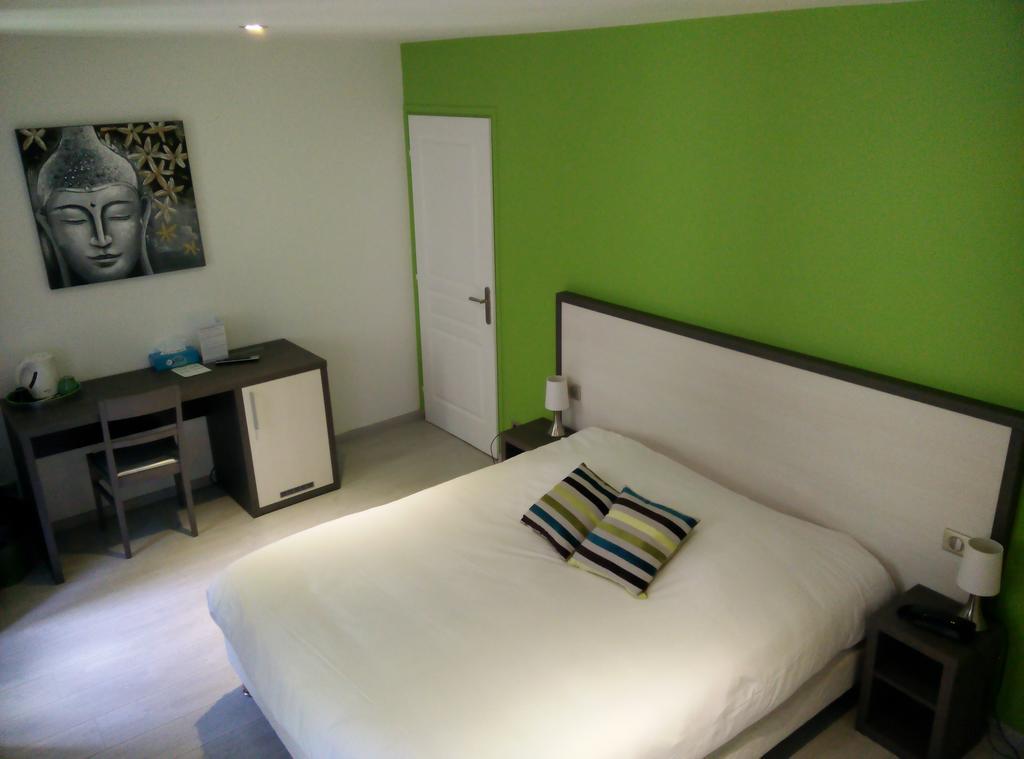 Hotel-Restaurant Des Voyageurs Le Cheylard Bagian luar foto