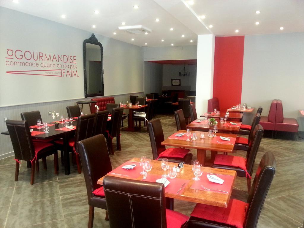 Hotel-Restaurant Des Voyageurs Le Cheylard Bagian luar foto