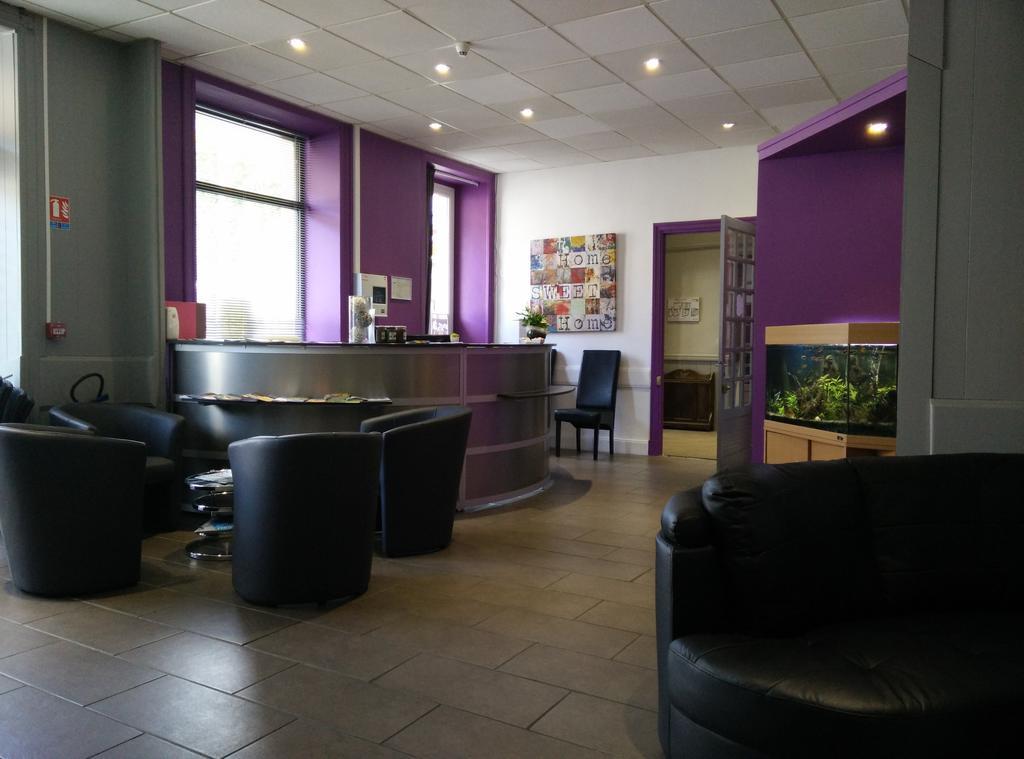 Hotel-Restaurant Des Voyageurs Le Cheylard Bagian luar foto