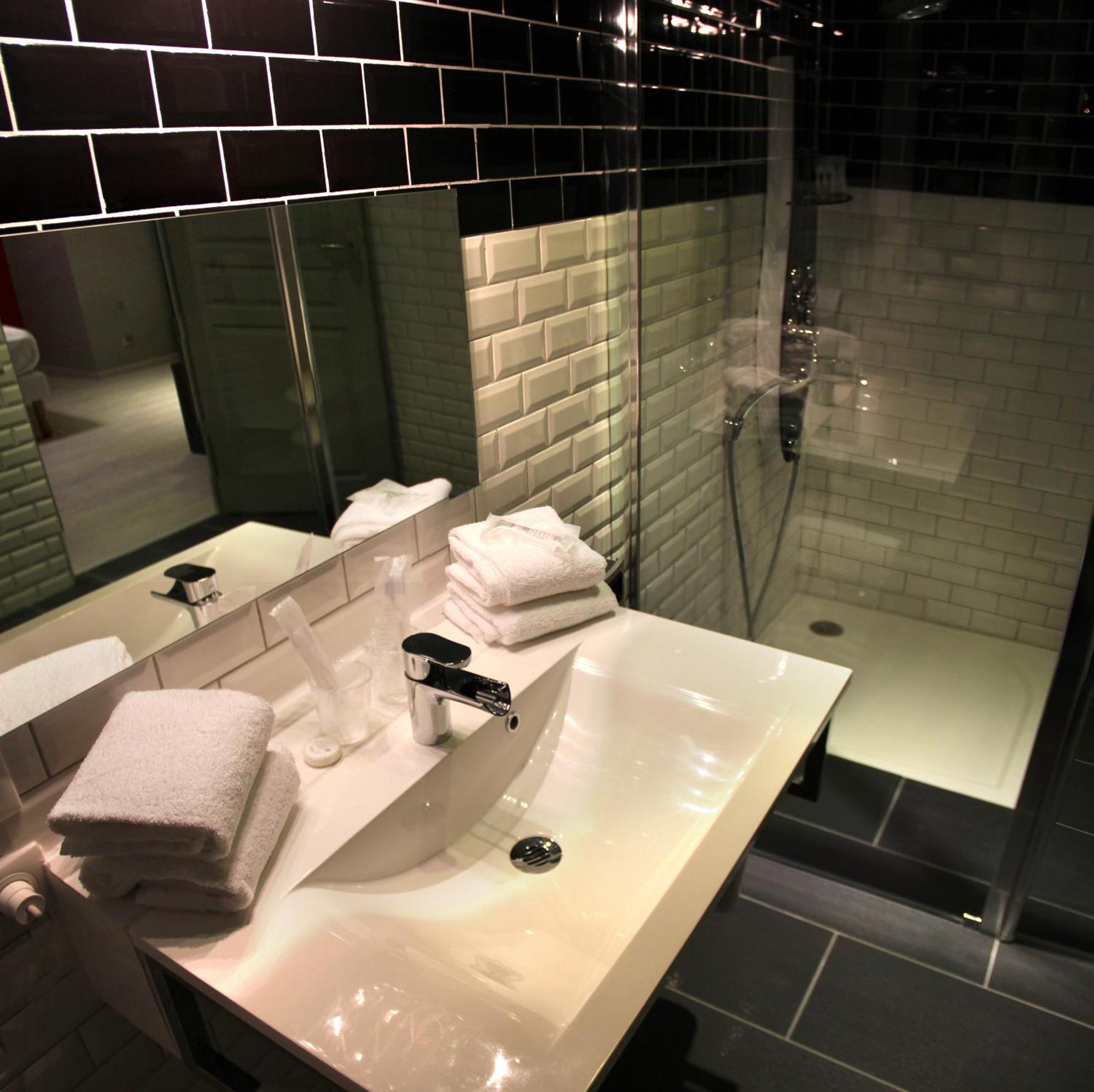 Hotel-Restaurant Des Voyageurs Le Cheylard Bagian luar foto